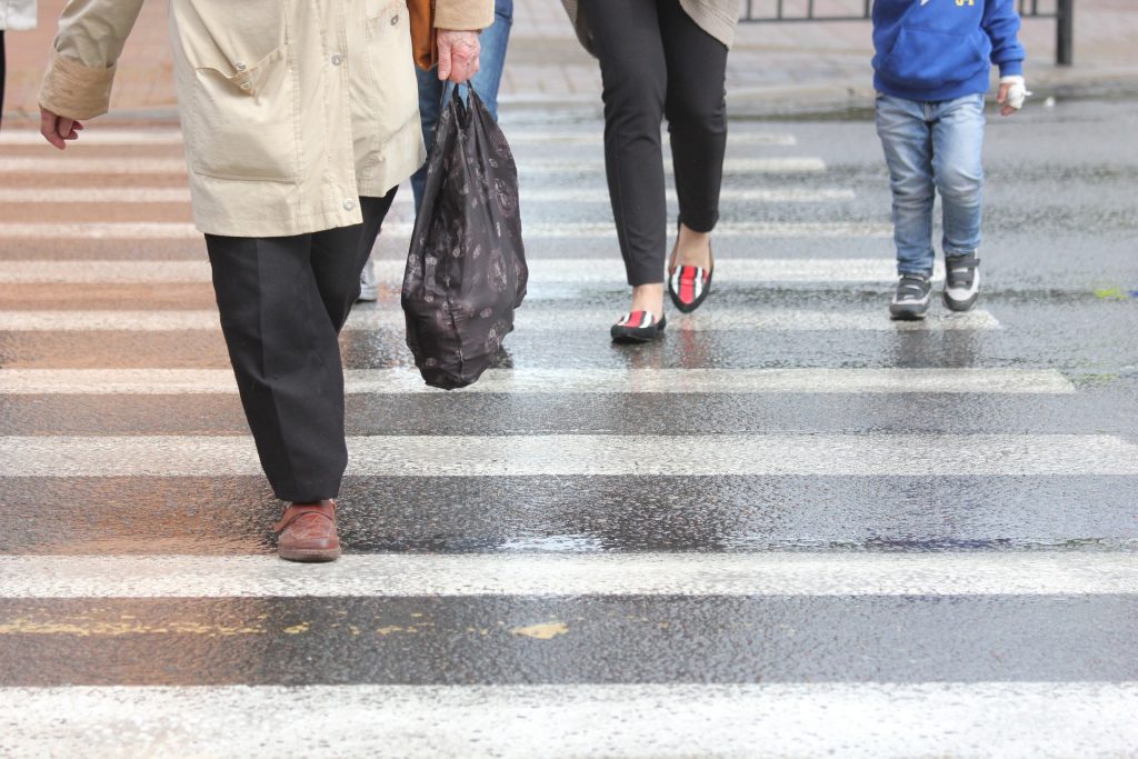 嬤孫過馬路，遭無照駕駛的王男撞飛。（示意圖／翻攝自Pixabay）