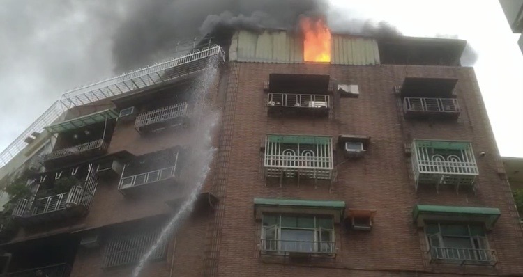 基隆市正義路30巷的住宅大樓頂樓加蓋處突然發生大火。 (圖/中天新聞)