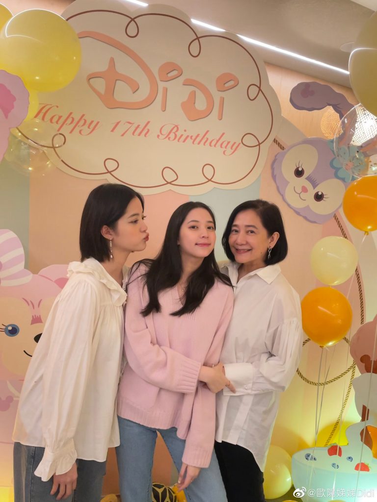 歐陽娣娣（中）和媽媽傅娟（右）、二姊娜娜度過17歲生日。（圖／翻攝自微博）
