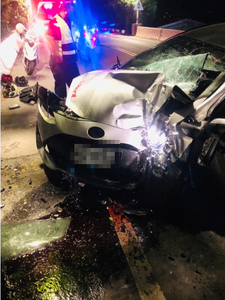 桃園市龜山區一輛「iRent共享汽車」，昨（5）日晚間10時許行經新北市鶯歌區大湖橋頭時，疑似突然失控自撞路旁的水泥護欄。（圖／由中天新聞提供）