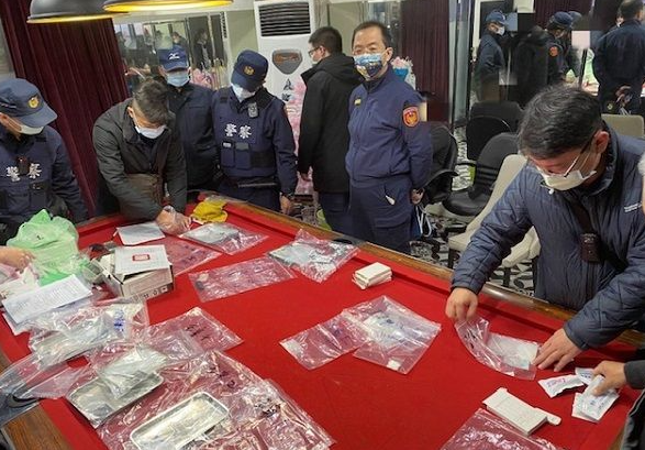 警方盤點現場毒品。(圖/蘆竹分局提供)