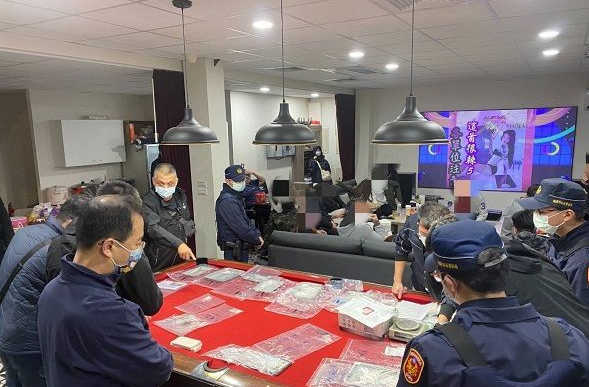 警方盤點現場毒品。(圖/蘆竹分局提供)