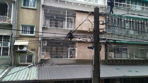 永和巷弄爆槍戰。(圖/翻攝自批踢踢)