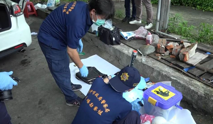 袁男的遺骸在旁邊水溝找到。(圖/檢方提供)