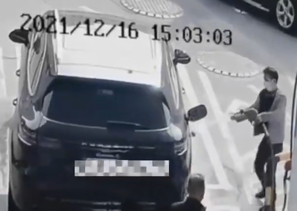 大陸廣東省深圳市一輛小客車，昨（16）日停在一處加油站加油途中，竟被一名陌生男子拔掉正在灌油的油槍，接著朝氣油點火，現場車輛瞬間燃起熊熊烈火。（圖／極目新聞）