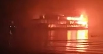 孟加拉郵輪起火。（圖／翻攝自YouTube）