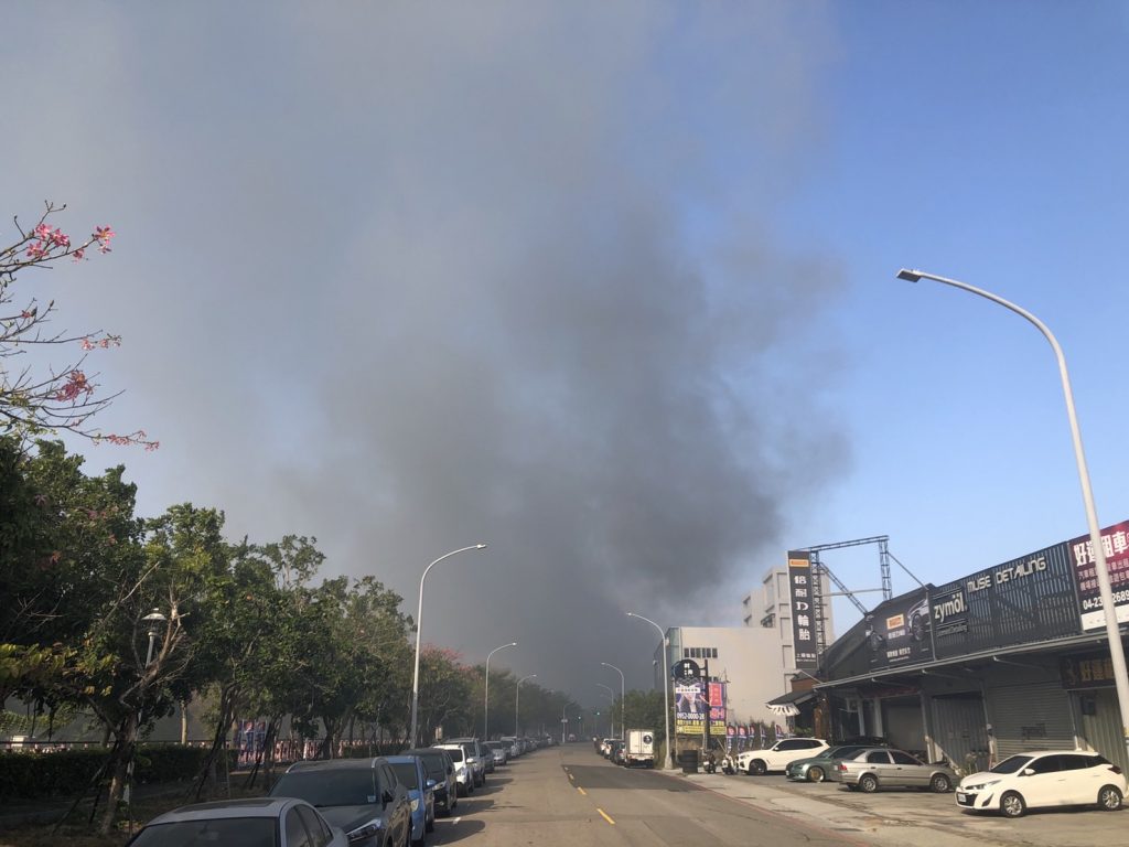 台中西屯區環中路三段的一間工廠失火。（圖／記者爆料網）