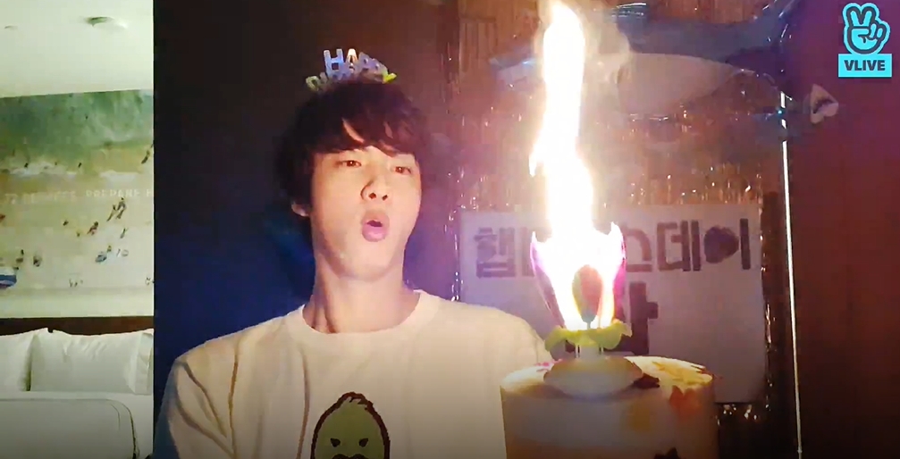 BTS JIN被火蓮花蠟燭的大火嚇到了。（圖／翻攝自VLIVE）