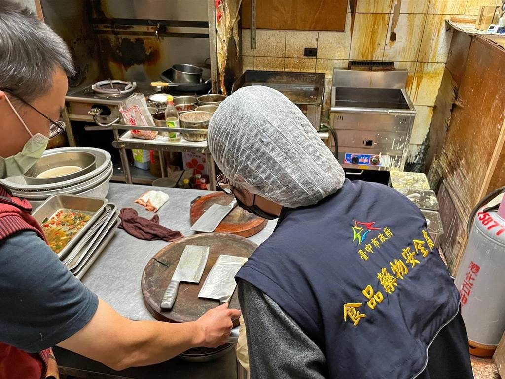 台中市食品藥物安全處績差發現廚房環境不潔，立即勒令停業。台中市食品藥物安全處提供