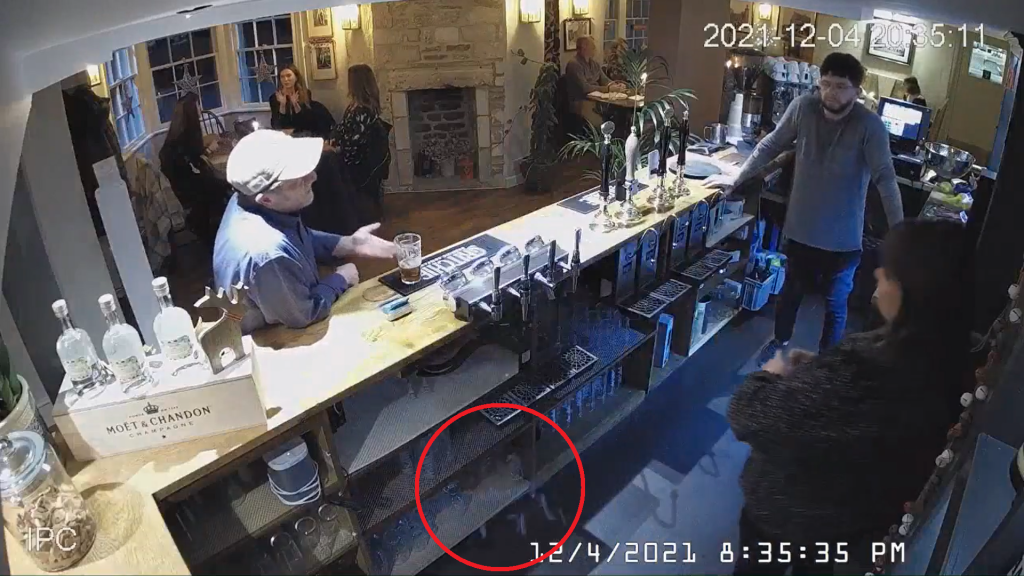 英國一間經常鬧鬼的酒吧「The Longs Arms」,日前又傳出架上玻璃杯在無人觸碰的情況下,竟無緣無故「自爆」。(圖/翻攝自推特)