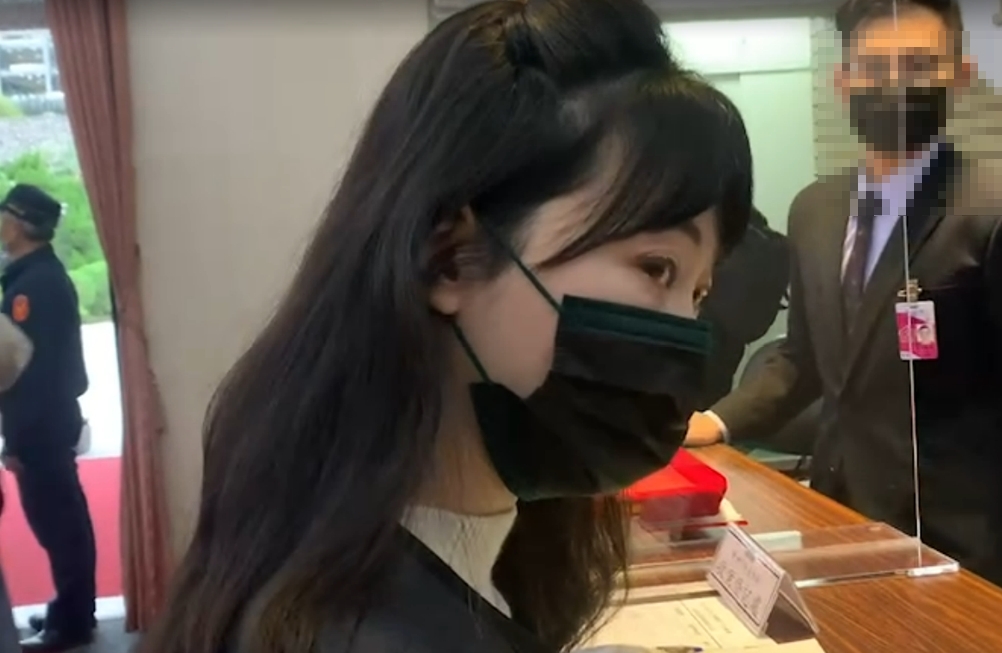 高嘉瑜委任律師李永裕昨(6日)召開記者會說明案情發展。(圖/中天新聞)