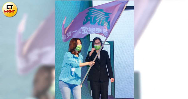 ▲台中第二選區立委補選,總統蔡英文親自授旗,民進黨推派前立委林靜儀出戰。