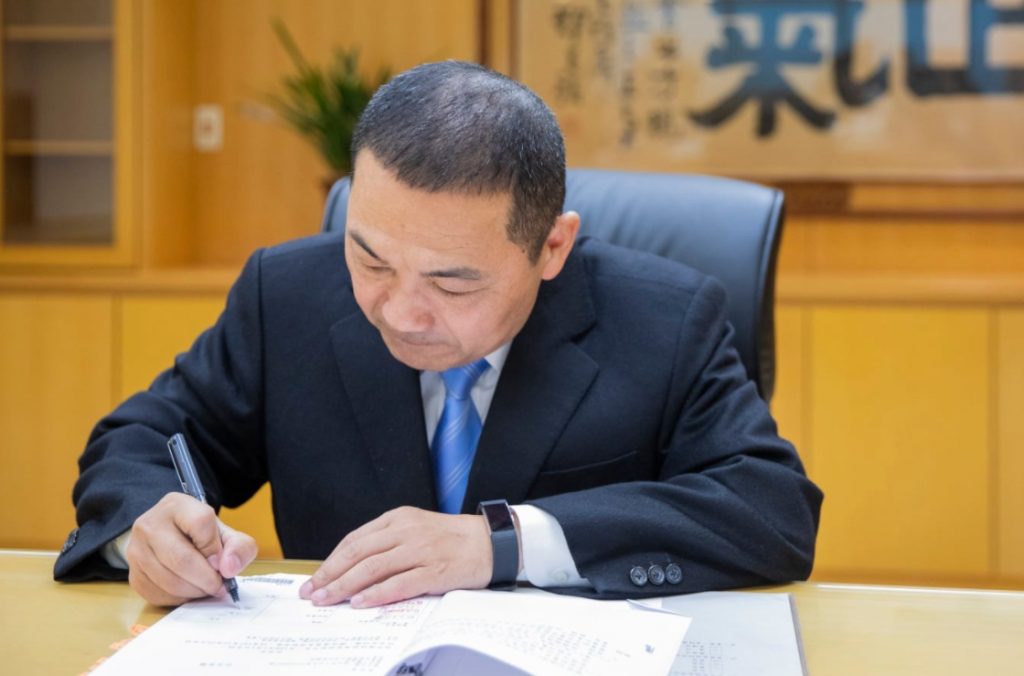 有媒體近日公布全國政治人物聲望民調,結果顯示新北市長侯友宜以70%滿意度居冠。資深媒體人黃暐瀚分析民調後指出,侯友宜在民進黨跟民眾黨支持者的部分,滿意度有所提昇。(圖/翻攝自臉書/侯友宜)