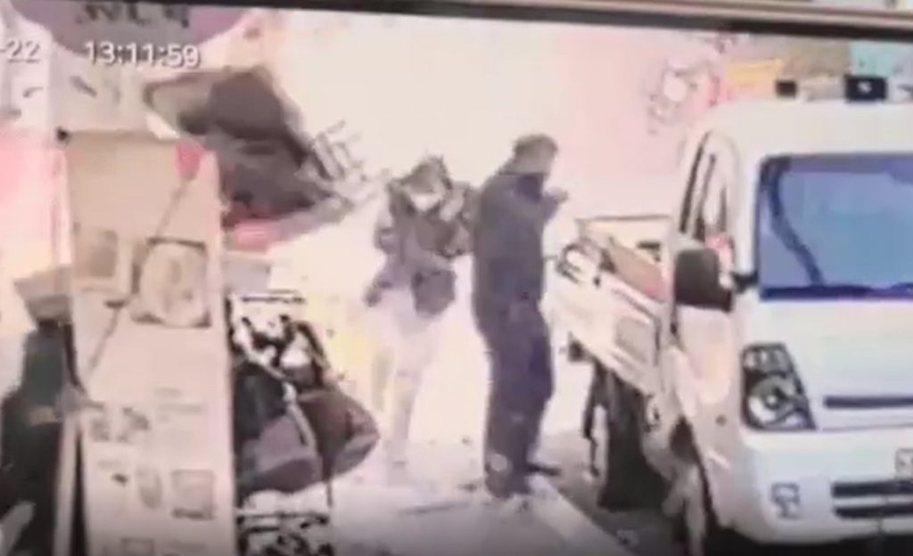 南韓轎車撞嬰兒車。(圖/推特)