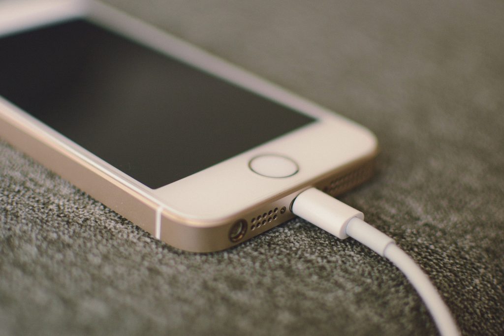 多數民眾認為，將手機放置床邊會導致腦部病變，嚴重者恐罹癌。（示意圖／翻攝自Pixabay）