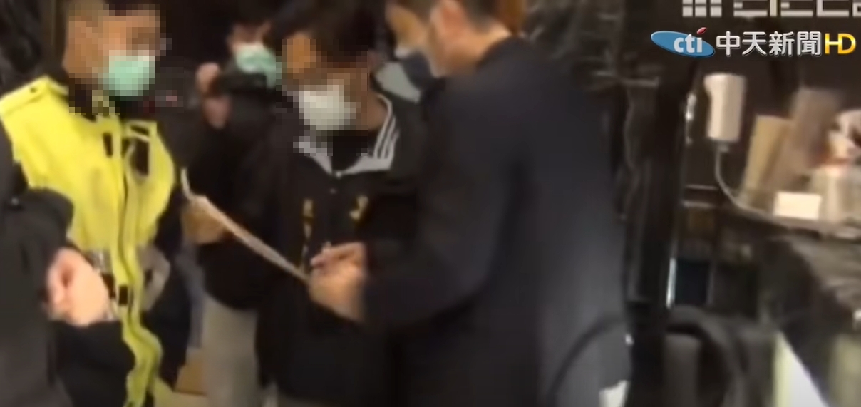 警方逮捕林秉樞時,發現林秉樞身旁還有一位神秘女子。(圖/中天新聞)