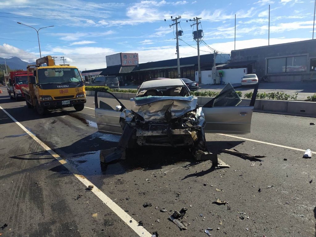 快訊 海豚灣7 11 遊覽車 轎車對撞 車頭全爛 1重傷1無生命跡象