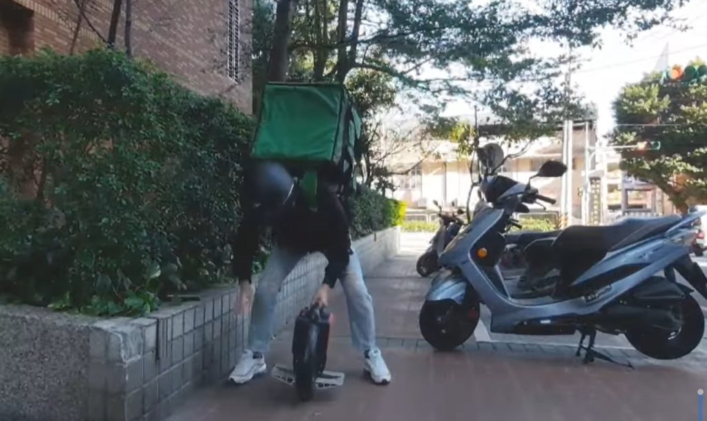 鄧佳華收放單輪車的姿勢讓網友看得膽戰心驚。（圖／翻攝自FB）