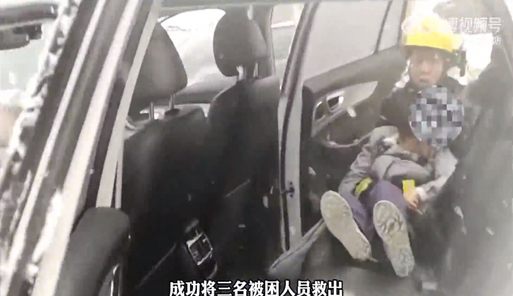 消防人員將受困孩童救出。（圖／翻攝自微博）