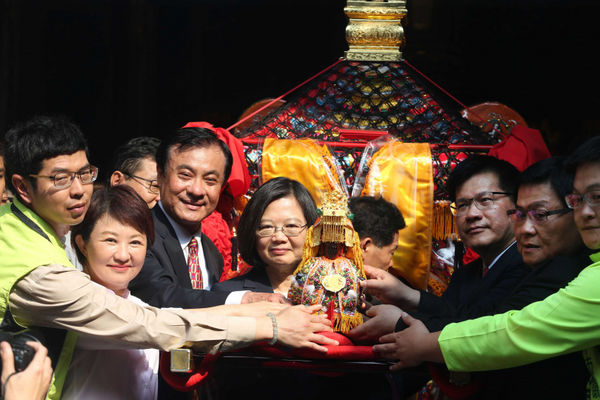 ▲大甲鎮瀾宮舉辦媽祖遶境活動,每年都吸引民進黨重要人士,包括正副總統和部會首長等人共襄盛舉。