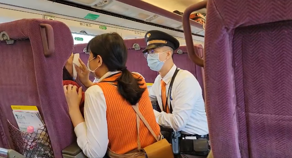 高鐵人員在列車上耐心安撫一名情緒不穩的婦人,暖心舉動讓民眾大讚!(圖/翻攝自《新竹爆料公社》臉書)