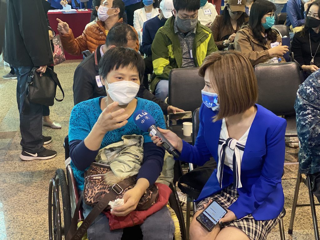 會員「曾小八」向中天喊話：「一定要回52台！」（圖／中天新聞）