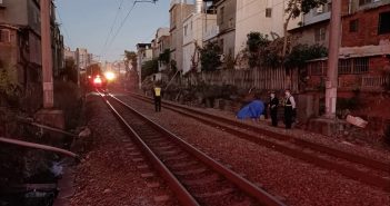 婦人在被列車撞上後當場身亡，部分班車也被迫誤點。（圖／警方提供）
