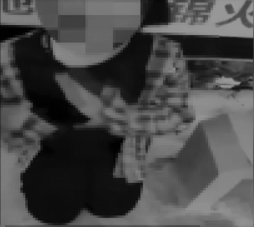 少女被逼下跪。（圖／翻攝自「閃電新聞」微博）