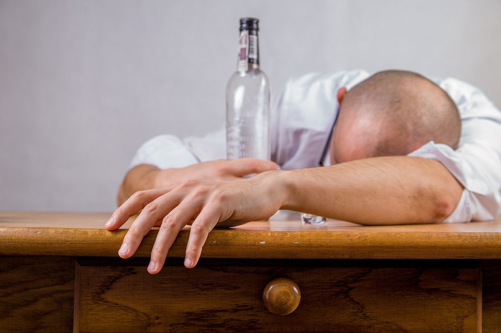 男子因不滿酒友誣賴他是小王,竟拿剪刀狂刺對方頭部。(示意圖/翻攝自Pixabay)