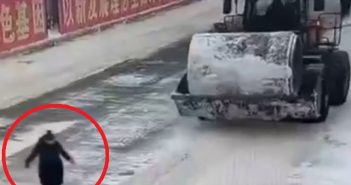 大陸黑龍江木蘭縣日前發生一起剷雪車意外！（圖／翻攝自微博）