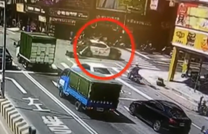26歲騎士遭警車撞上。(圖/中天新聞)