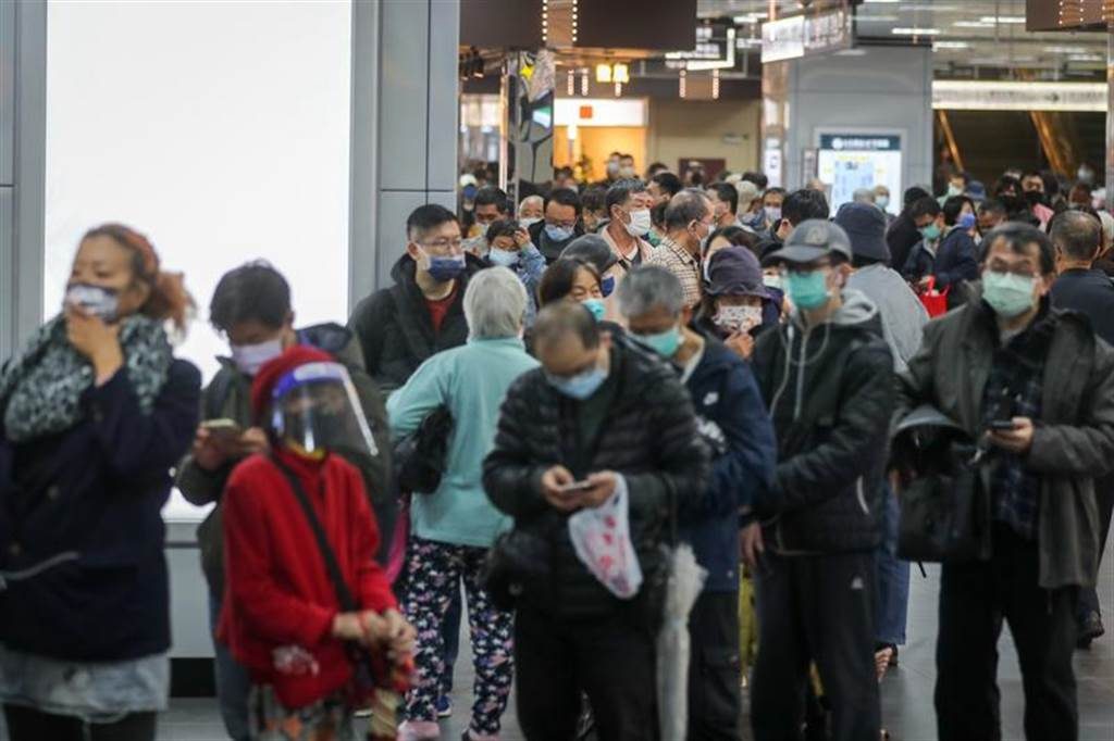 ▲今日在北車搶打疫苗的排隊人龍,宛如貪食蛇。(圖/中央社)