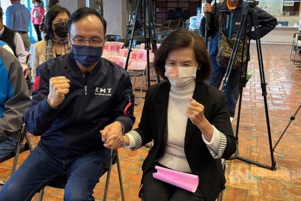 國民黨主席朱立倫6日出席宜蘭縣政府縣民大廳舉辦的「110年度宜蘭縣敬老眼鏡捐贈記者會」,與宜蘭縣長林姿妙同台。(圖/國民黨提供)