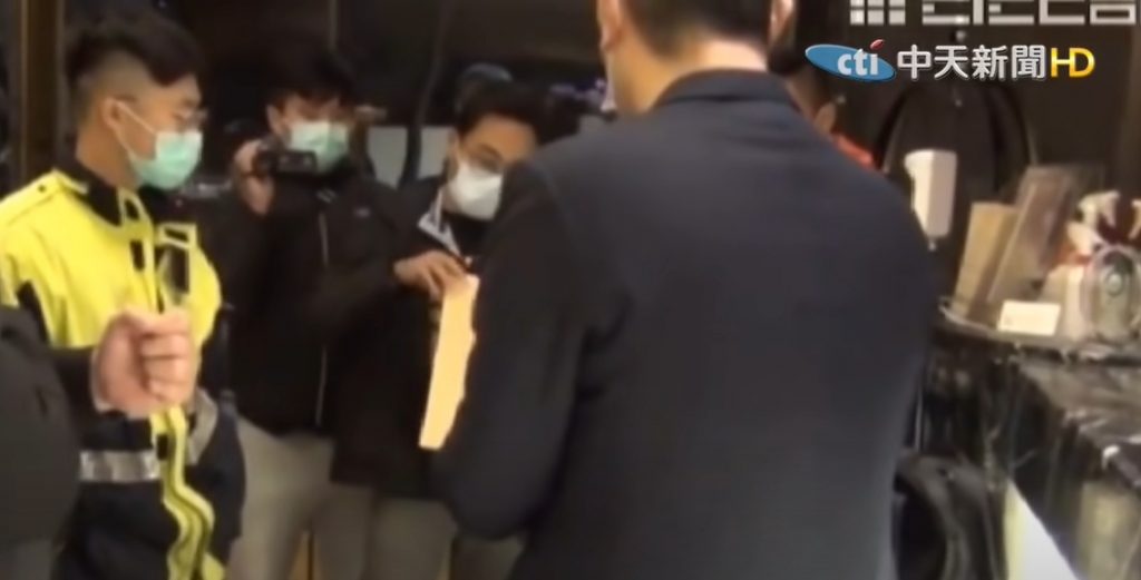警方逮捕林秉樞時,發現林秉樞身旁還有一位神秘女子。(圖/中天新聞)