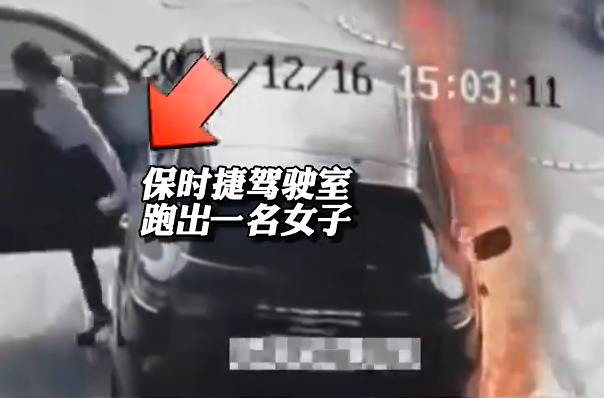 大陸廣東省深圳市一輛小客車，昨（16）日停在一處加油站加油途中，竟被一名陌生男子拔掉正在灌油的油槍，接著朝氣油點火，現場車輛瞬間燃起熊熊烈火。（圖／極目新聞）