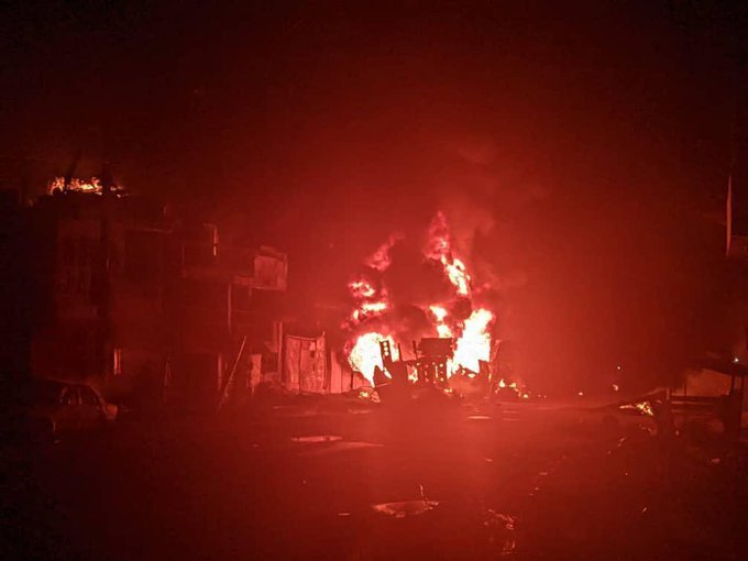 海地發生一起油罐車爆炸意外，目前已知有至少50人身亡。（圖／翻攝自@metesohtaoglu推特）