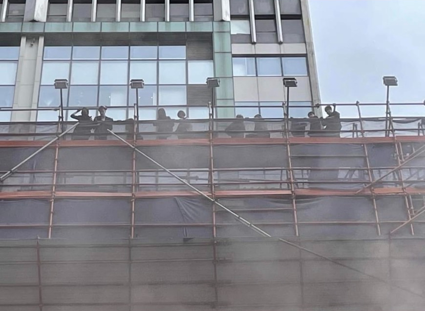 香港銅鑼灣世貿中心大火，上百人受困平台待援。（圖／翻攝自記者爆料網）