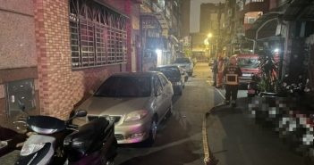 台中市東區一處公寓周邊住戶，23日晚間聞到瓦斯味，懷疑瓦斯外洩報案，消防局到場警戒並疏散2棟公寓共23名住戶。（圖／台中市消防局提供）
