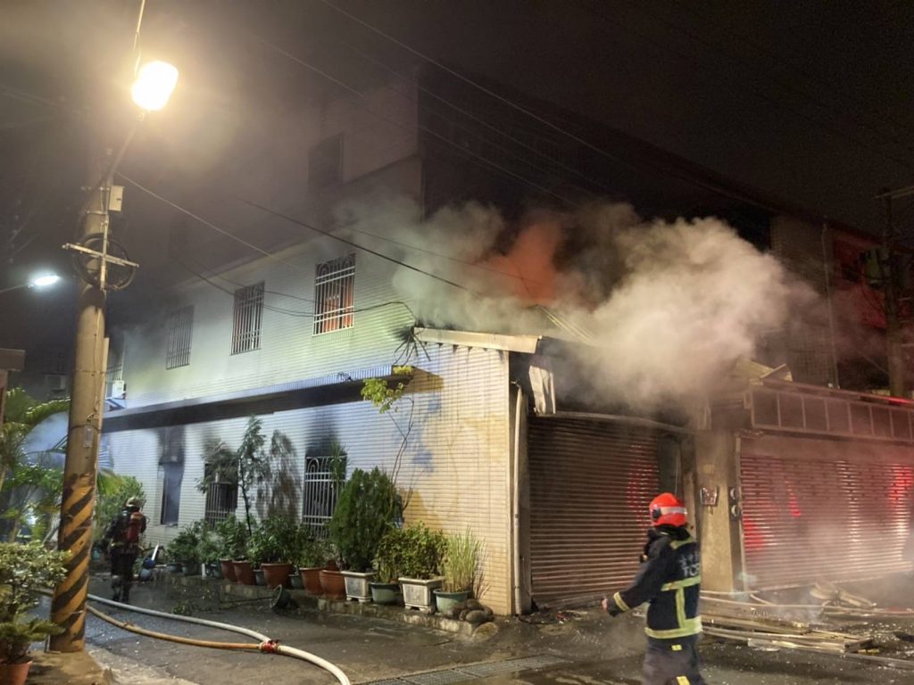 台中市民宅凌晨發生火警。（圖／翻攝自記者爆料網）