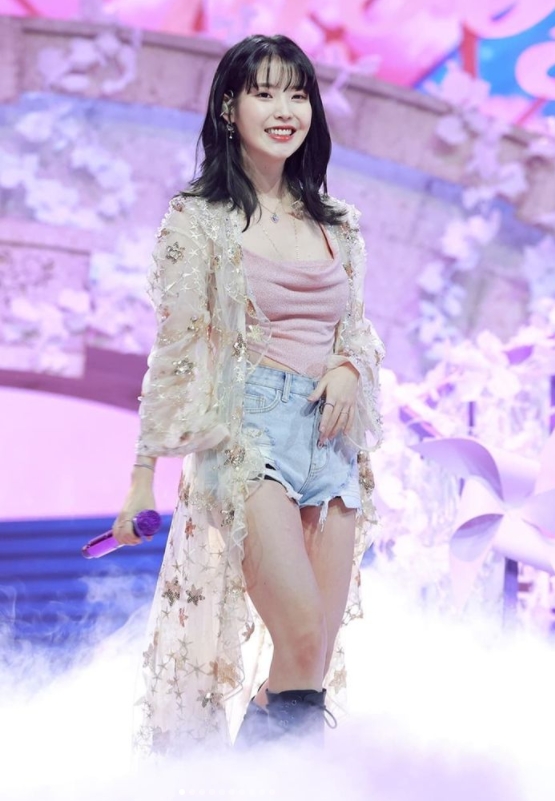 IU堪稱MMA最大贏家,演唱時,不斷變換造型,展現甜美風,又再次大大圈粉。 (圖/翻攝自推特)