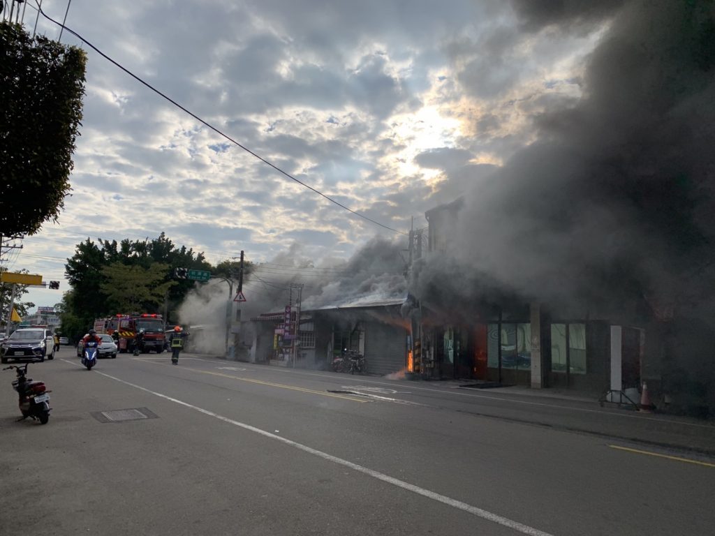 神岡移工宿舍大火，1名房客為了拯救90歲老翁，命喪火窟。（圖／翻攝自記者爆料網）