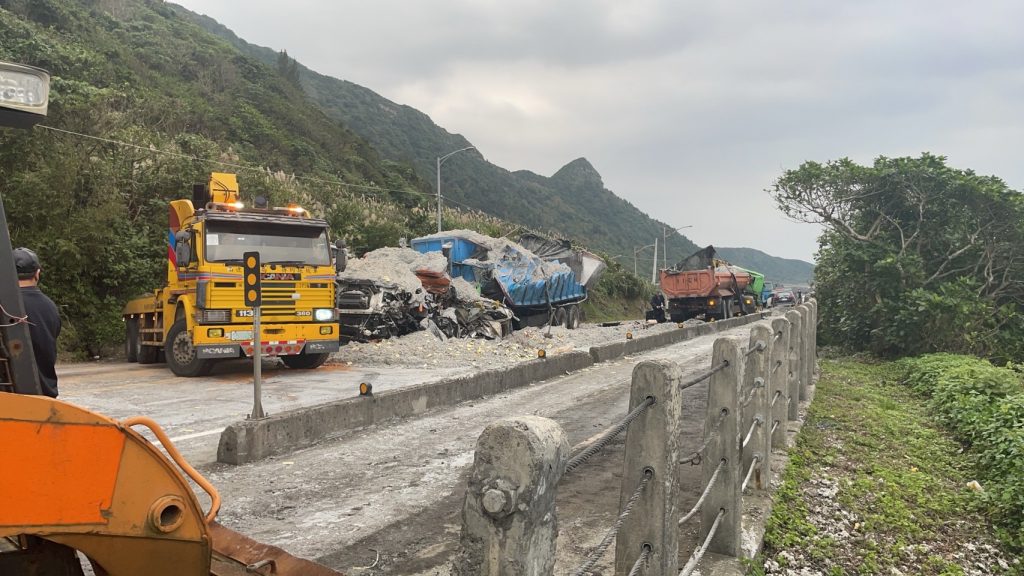 萊萊機釣場發生一起車禍,砂石車對撞釀2死,並導致其中1人遭砂石掩埋。(圖/翻攝自記者爆料網)