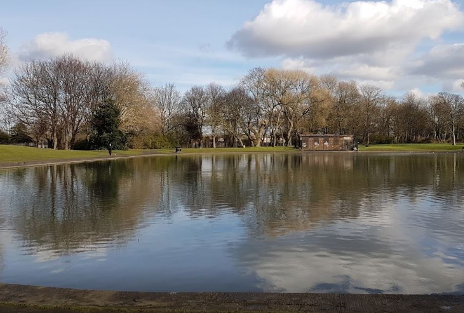 英國Walton Hall Park發現男性遺體在水中漂浮。（圖／翻攝自Google Maps）