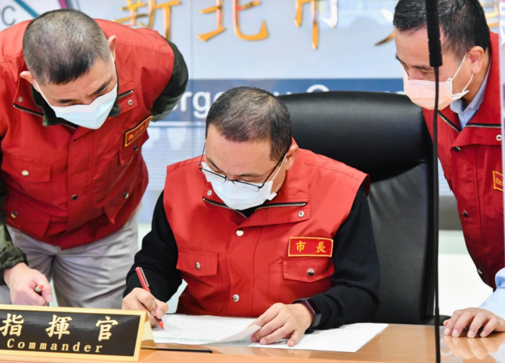 國民黨對侯友宜滿意度減少了10個百分點，代表藍營支持者對於侯友宜在4大公投表現，相當不滿意。（圖／侯友宜臉書）