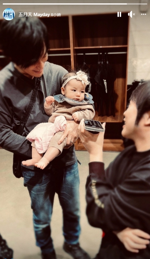 阿信逗怪獸的女兒。（圖／翻攝自臉書）