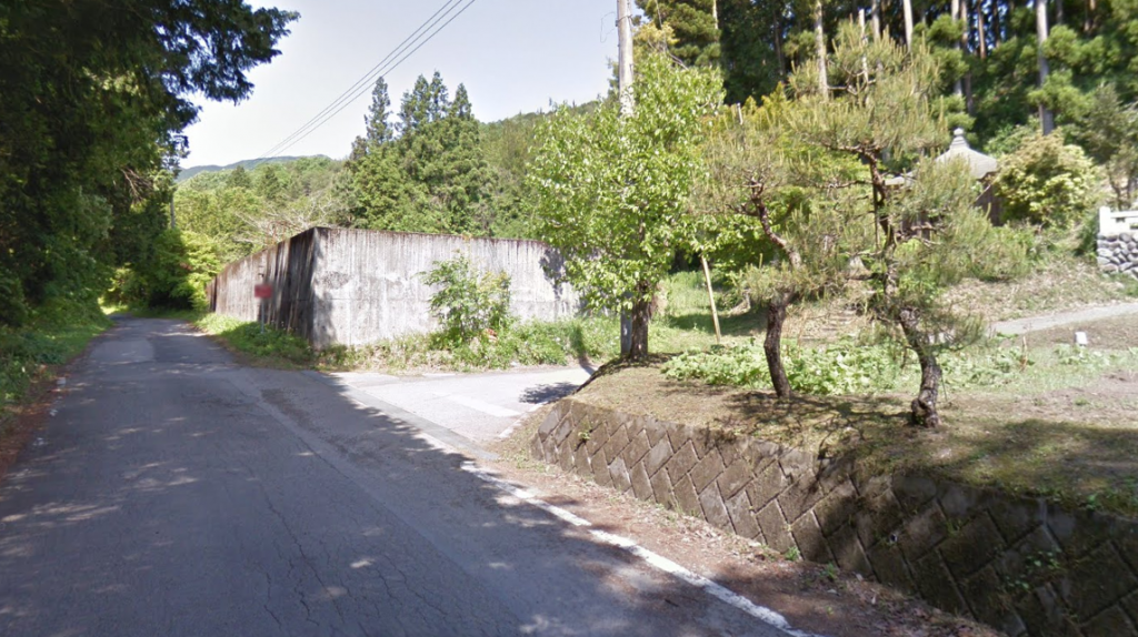 日本櫪木縣日光市一名54歲農民，前（18）日下午5時許前往住家附近一處廢棄高爾夫球場散步，途中卻在附近發現一個可疑銀色行李箱。（圖／Google Maps）