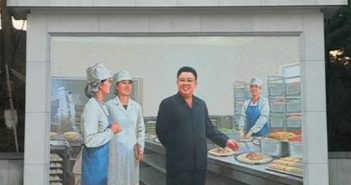 北韓官媒指出金正日發明了小麥捲餅，並解決北韓糧食危機。（圖／翻攝自推特）