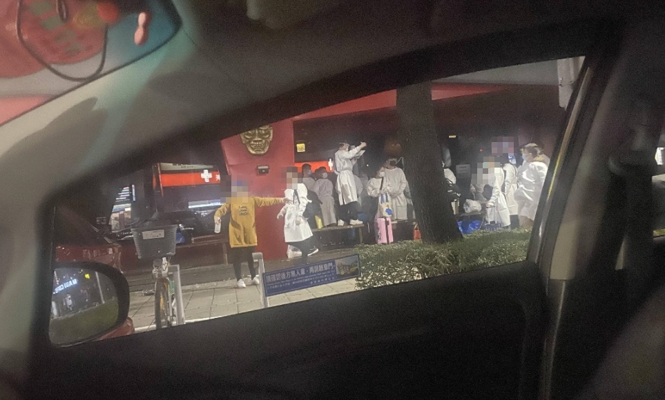 高雄左營某知名牛排館曾有確診個案到過用餐,因此高雄市衛生局緊急匡列了可傳染期接觸者。(圖/翻攝自「記者爆料網」臉書)