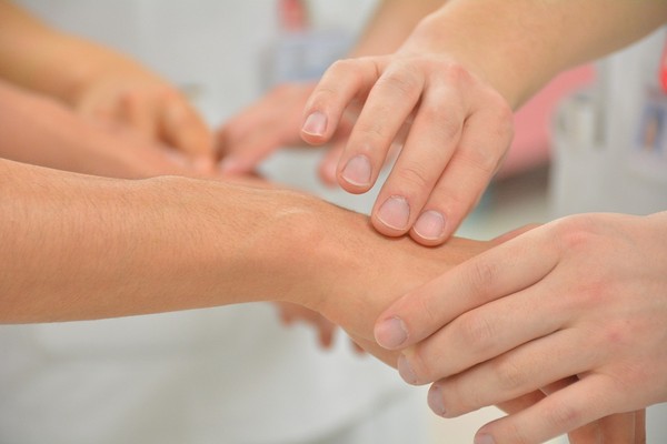 澳洲2名女子指控，1名男性婦產科醫師趁觸診時亂摸，甚至用手指壞壞。（示意圖／翻攝自Pixabay）
