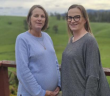 澳洲54歲的婦女當女兒的代理孕母。（圖／翻攝自推特）